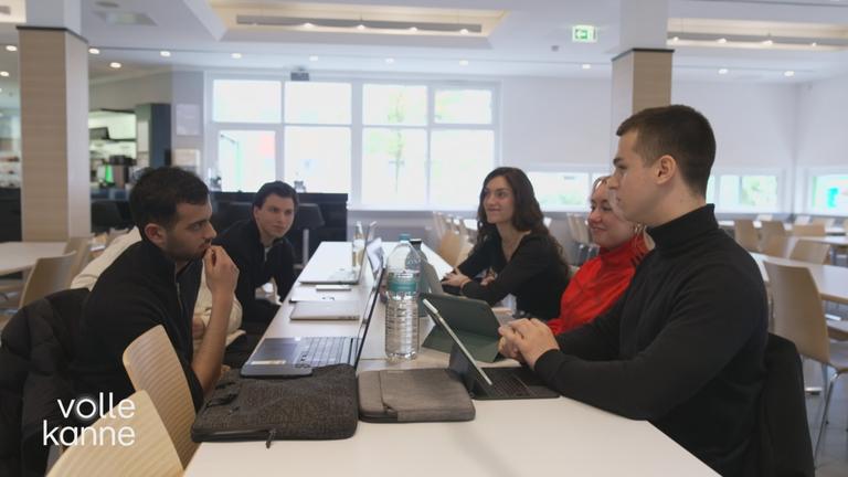 Junge Menschen diskutieren am Tisch