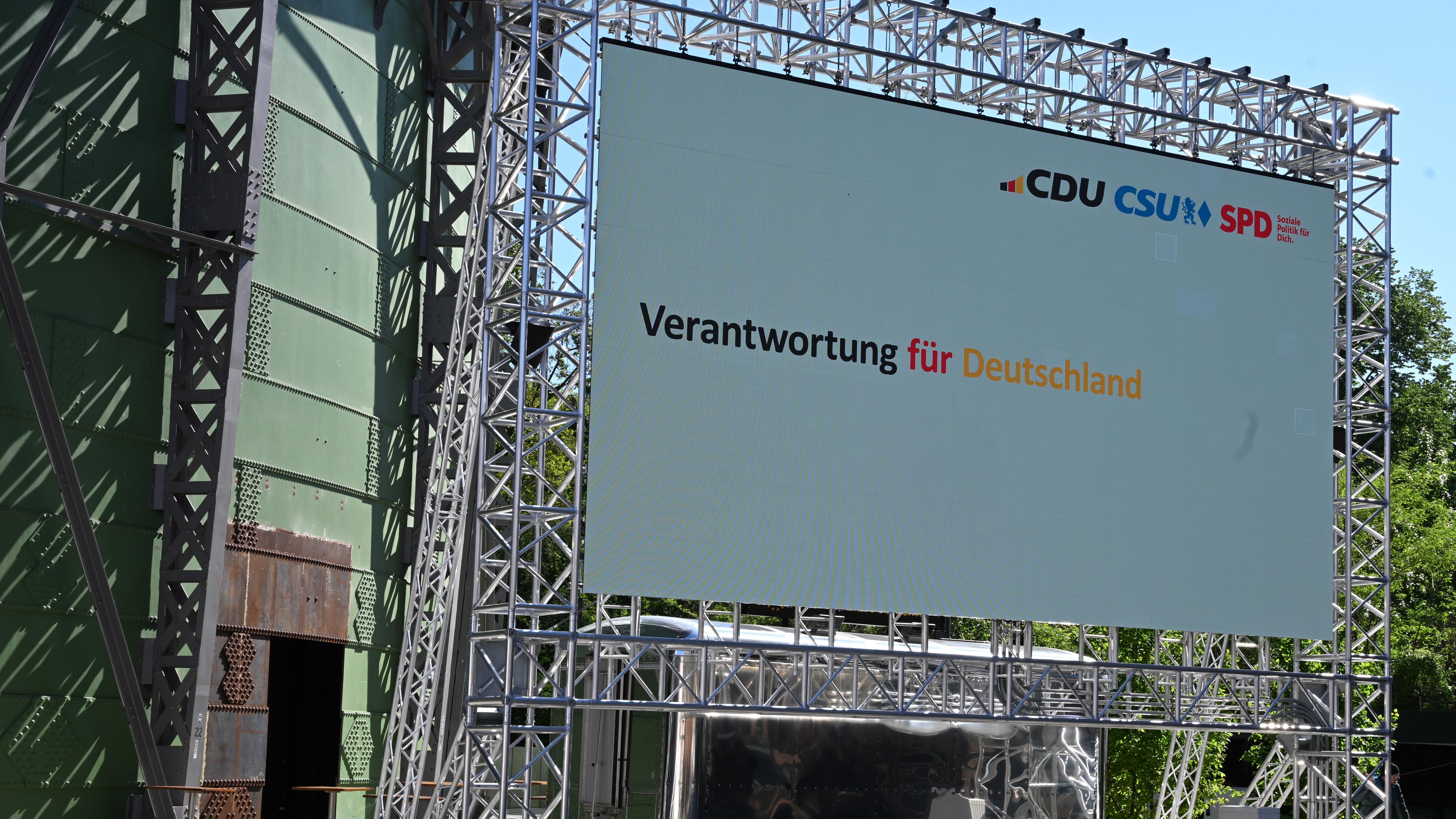 Eine Leinwand mit der Aufschrift "Verantwortung für Deutschland". Oben rechts steht CSU CDU und SPD