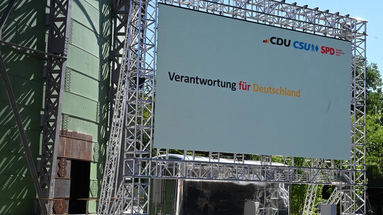 Eine Leinwand mit der Aufschrift "Verantwortung für Deutschland". Oben rechts steht CSU CDU und SPD