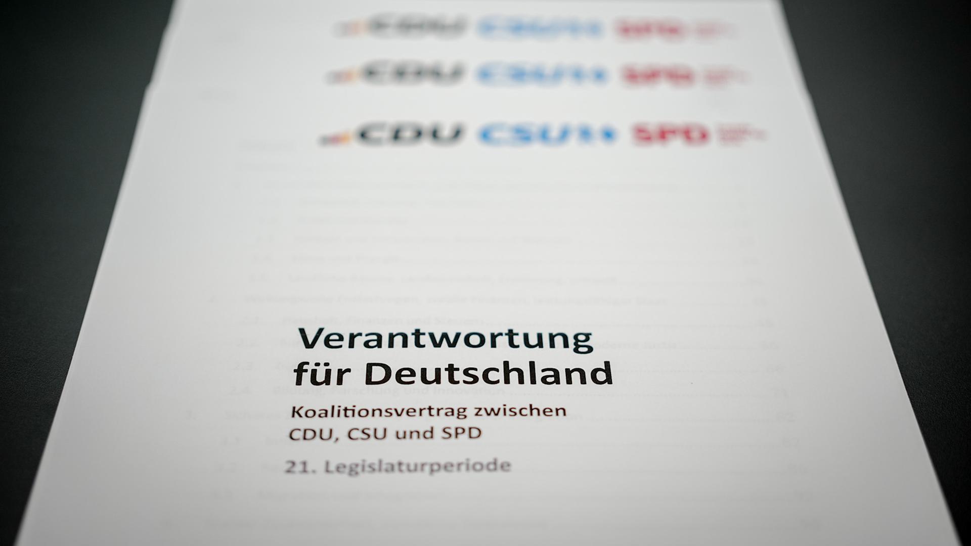 Der Koalitionsvertrag von CDU, CSU und SPD mit der Überschrift Verantwortung für Deutschland ist auf dem Foto zu sehen.