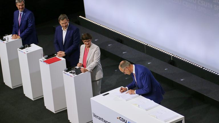 Unterzeichnung Koalitionsvertrag zwischen CDU, CSU und SPD: L-R: Markus Soeder, Lars Klingbeil, Saskia Esken, Friedrich Merz