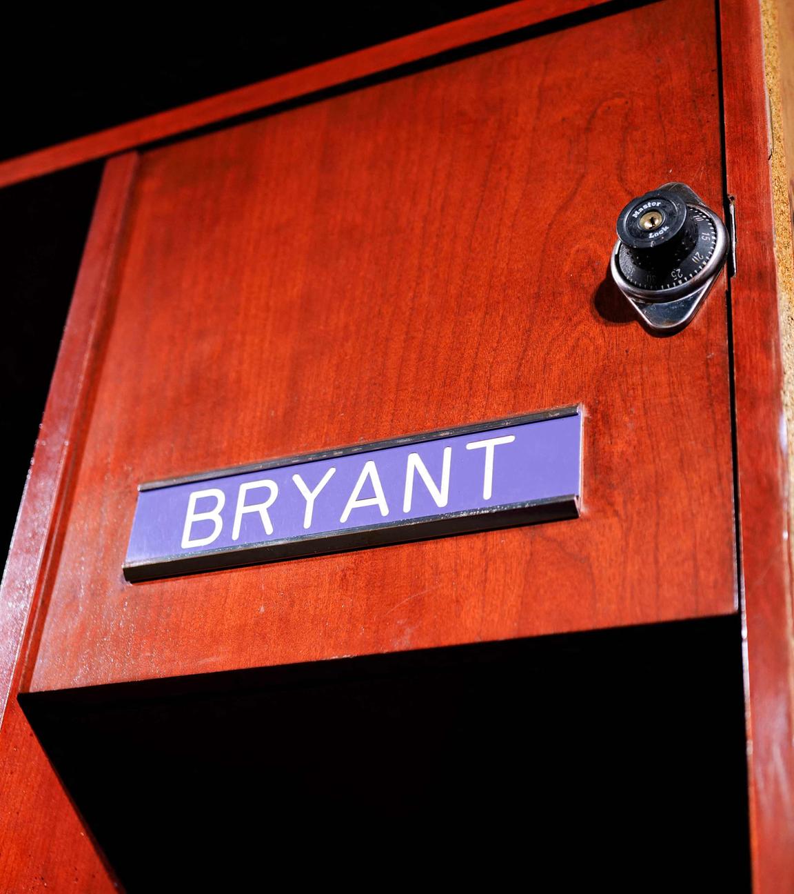 Der Spind des US-Basketballspielers Kobe Bryant im Staples Center wird im Auktionshaus Sotheby's in New York City ausgestellt