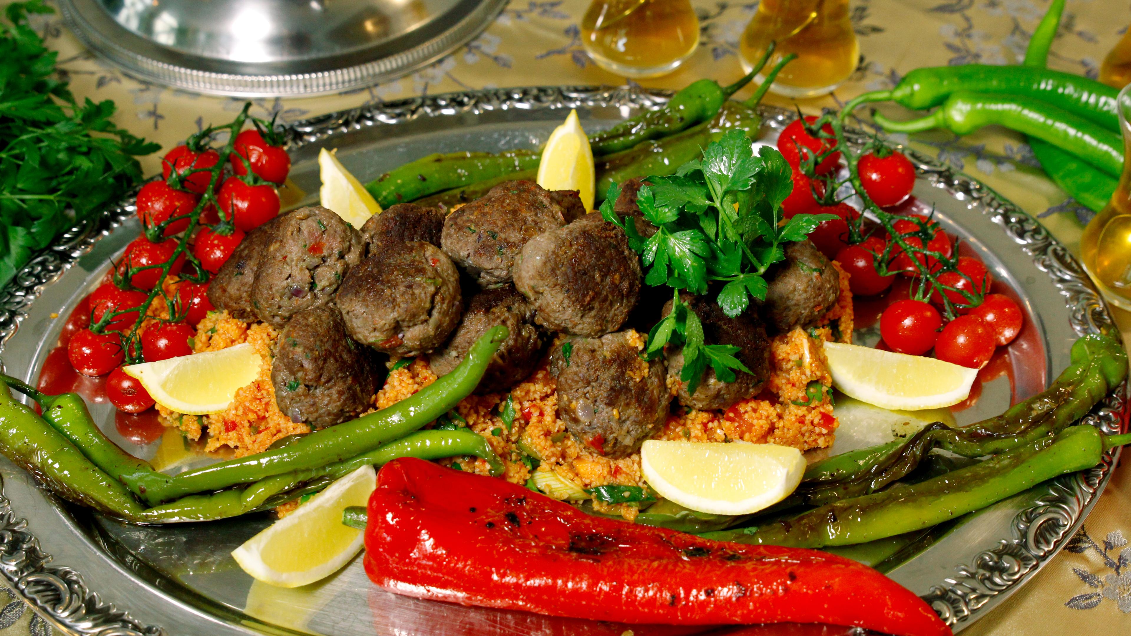 Türkische Köfte mit Bulgursalat 