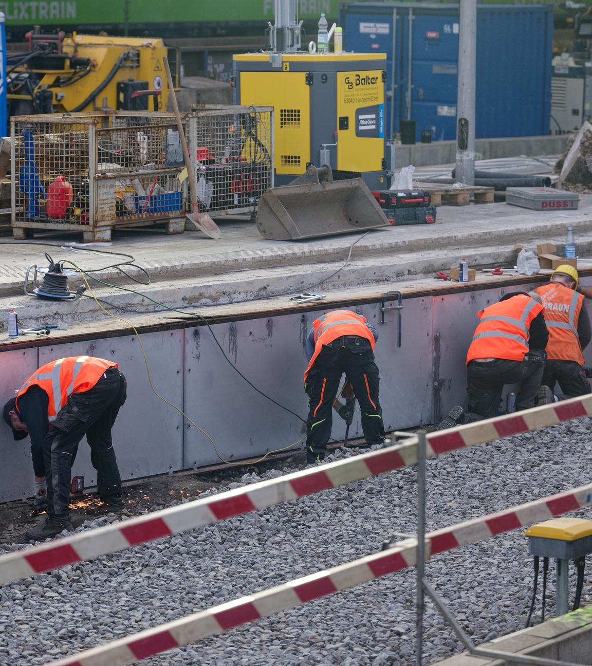 Schon am Nachmittag vor der Sperrung beginnen im Kölner Hauptbahnhof Bauarbeiten. 