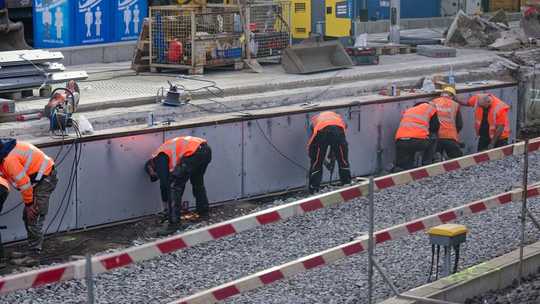 Schon am Nachmittag vor der Sperrung beginnen im Kölner Hauptbahnhof Bauarbeiten. 