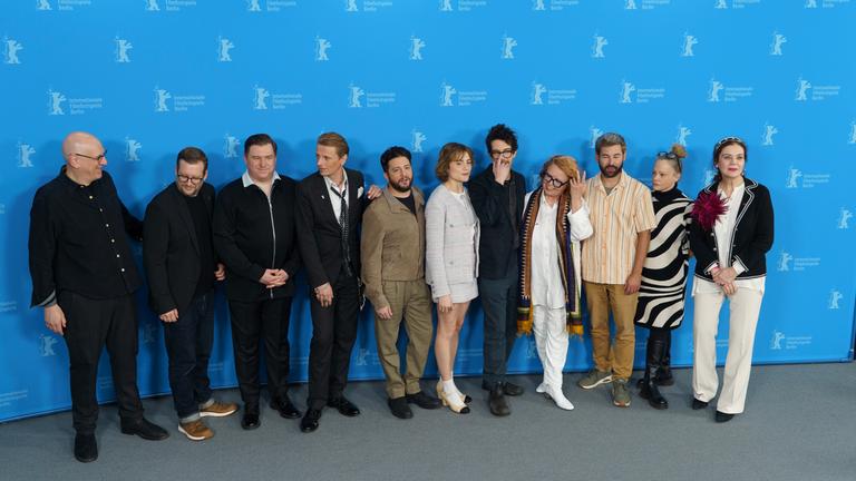 Sol Bondy, Michael Chernus, Alexander Scheer, John Magaro, Mala Emde, Ido Fluk, Vera Brandes und Fred Burle posieren beim „Köln 75“-Fotocall während der 75. Internationalen Filmfestspiele Berlin im Grand Hyatt Hotel in Berlin, Deutschland