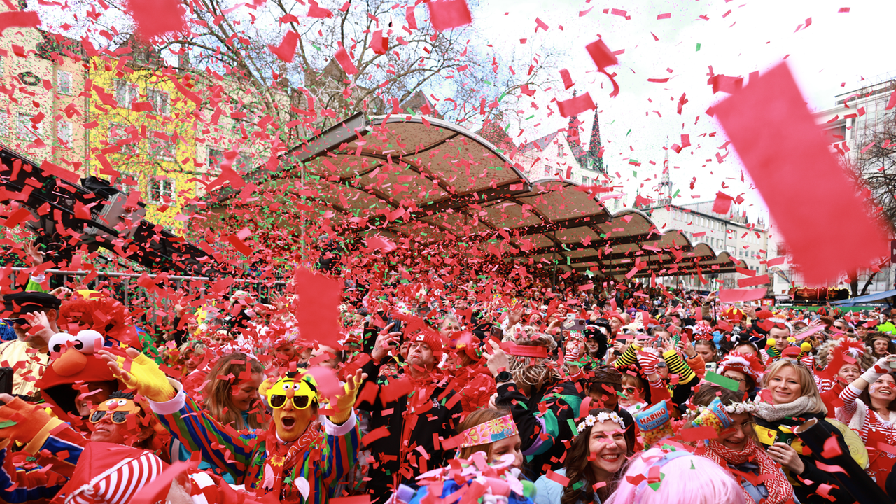 Kostümierte Jecken feiern Weiberfastnacht in Köln