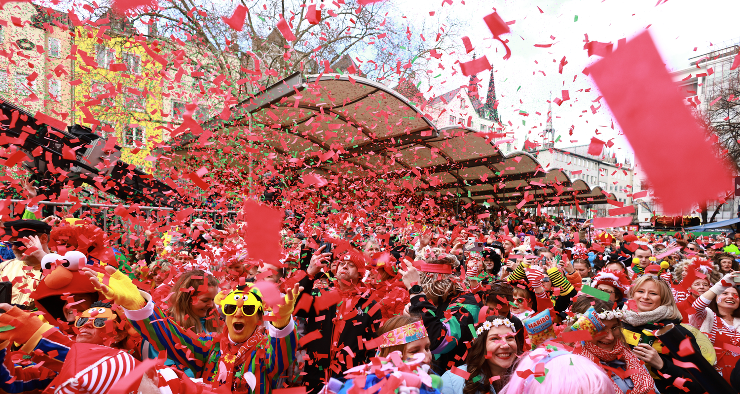Kostümierte Jecken feiern Weiberfastnacht in Köln