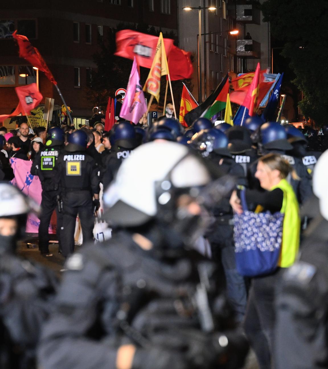Teilnehmer (hinten) werden bei einem "Anti-Kriegs-Marsch" der Initiative "Rheinmetall Entwaffnen" durch die Polizei eingekesselt. Teilnehmer (hinten) werden bei einem "Anti-Kriegs-Marsch" der Initiative "Rheinmetall Entwaffnen" durch die Polizei eingekesselt. 