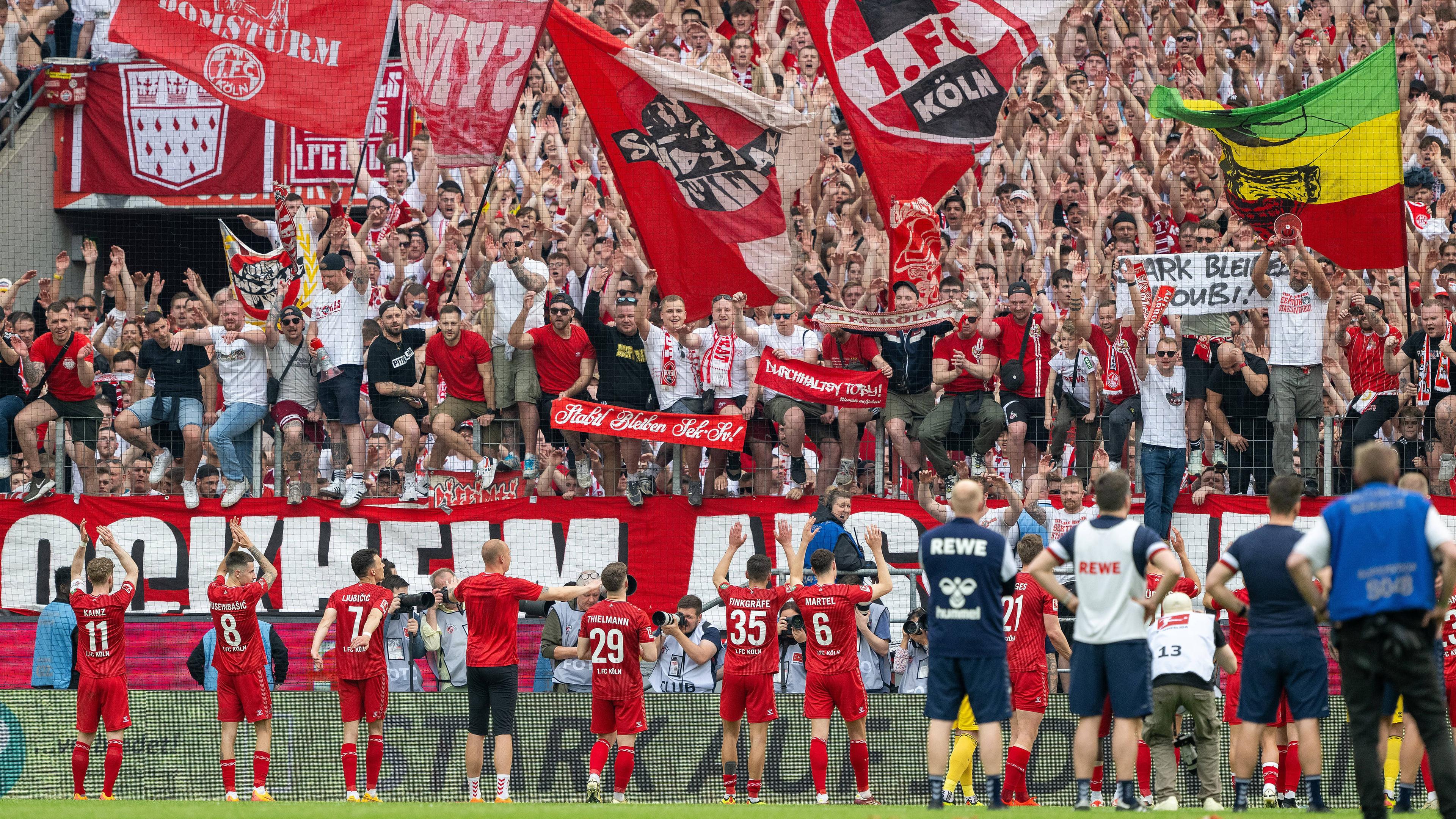 Die Kölner Mannschaft jubelt nach dem Schlusspfiff.
