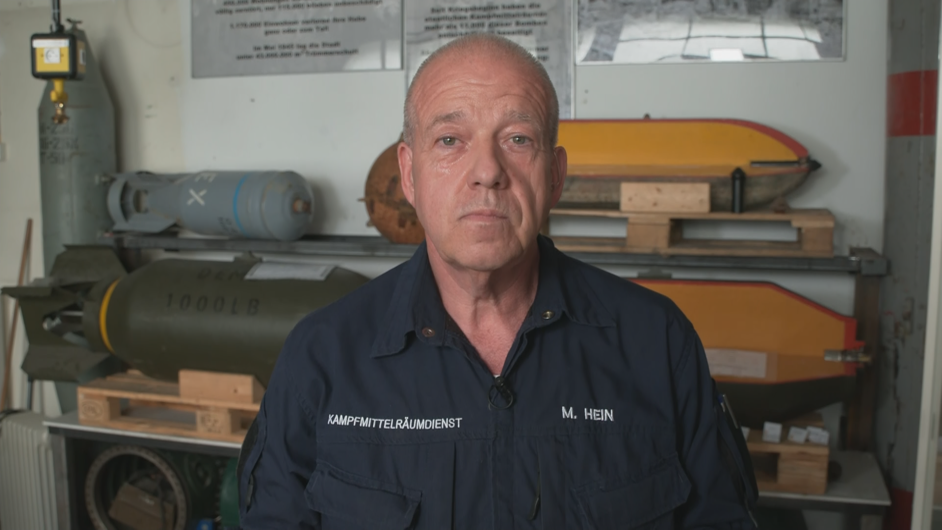 Sprengmeister Michael Hein ordnet aus Hamburg ein. 