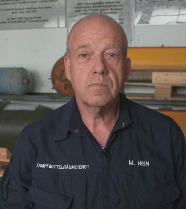 Sprengmeister Michael Hein ordnet aus Hamburg ein. 