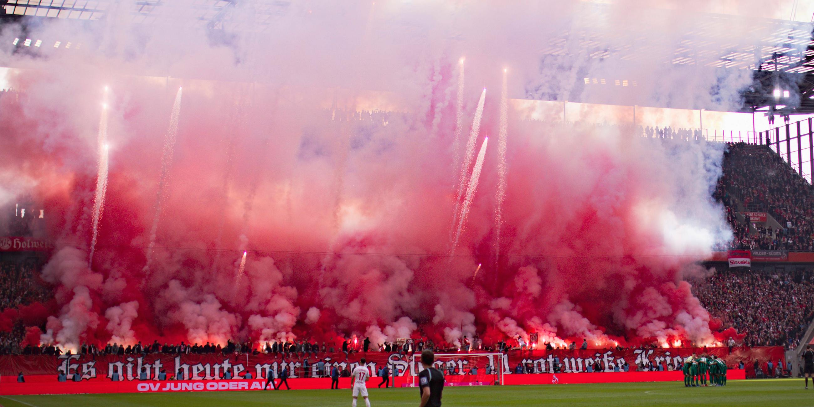 Extreme Pyrotechnik in der Kölner Fankurve, Feuerwerk im FC Fanblock, Kölner Südkurve, Leuchtfackel vernebelt