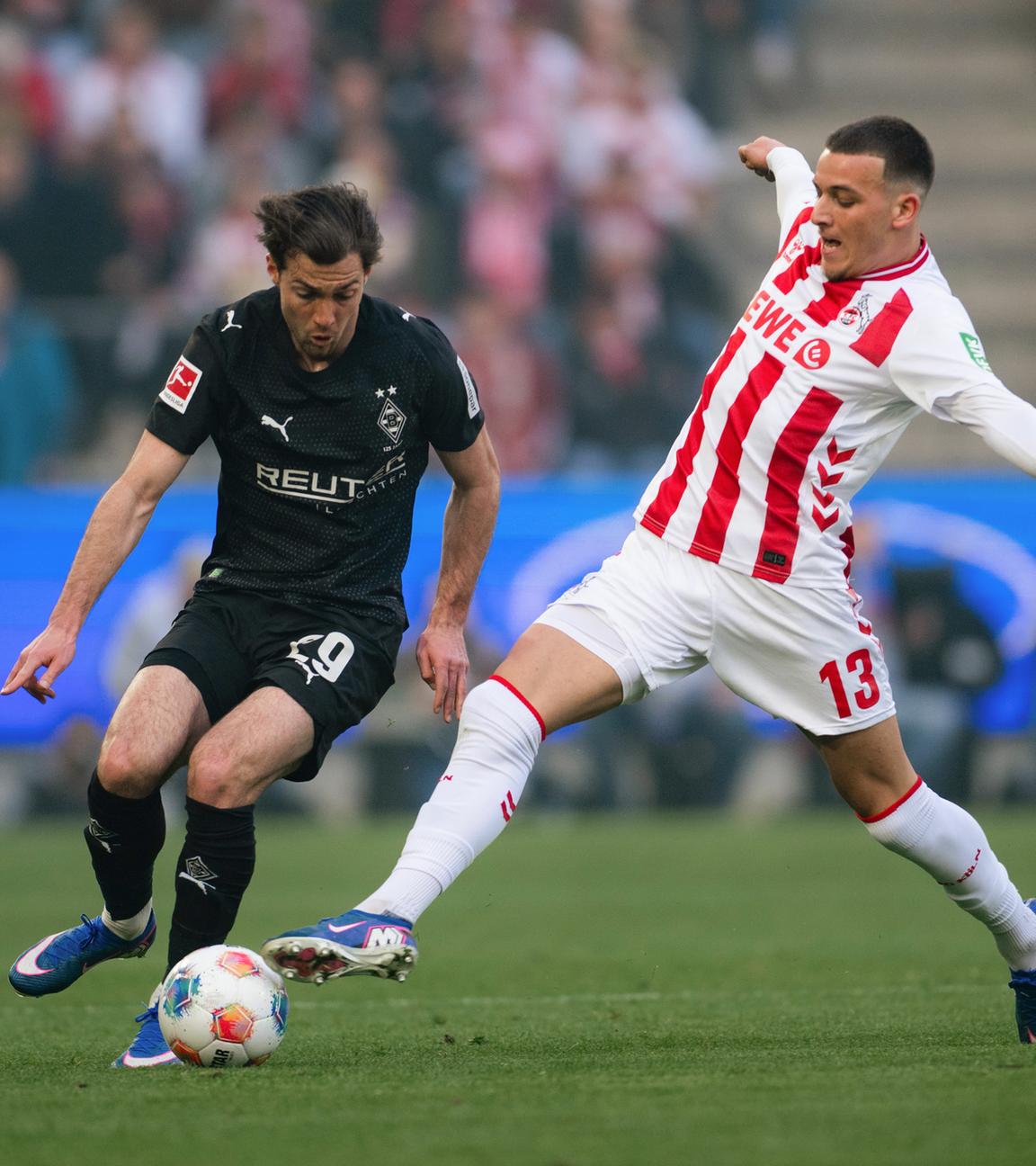 Said El Mala (1. FC Köln) und Joe Scally (Borussia Mönchengladbach) kämpfen.