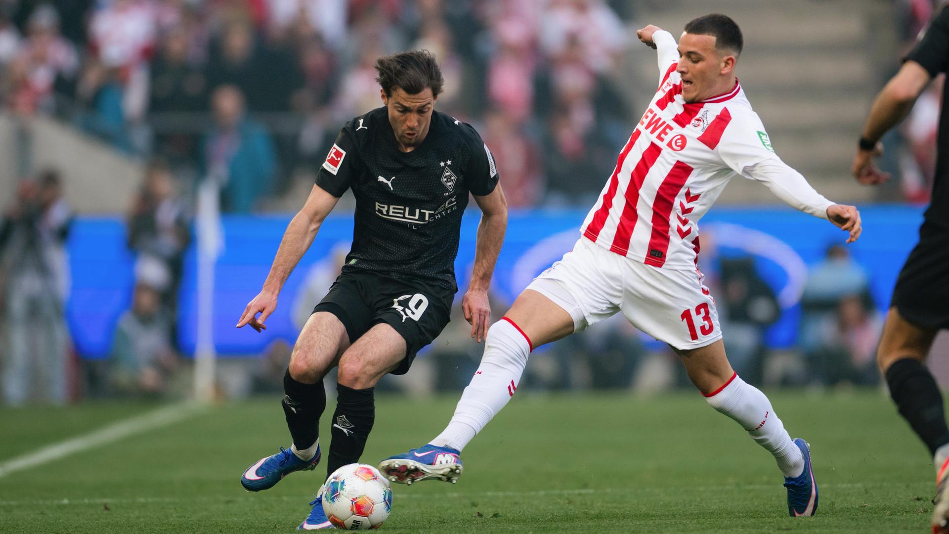 Said El Mala (rechts) vom 1. FC Köln  und Joe Scally von Borussia Mönchengladbach kämpfen um den Ball.