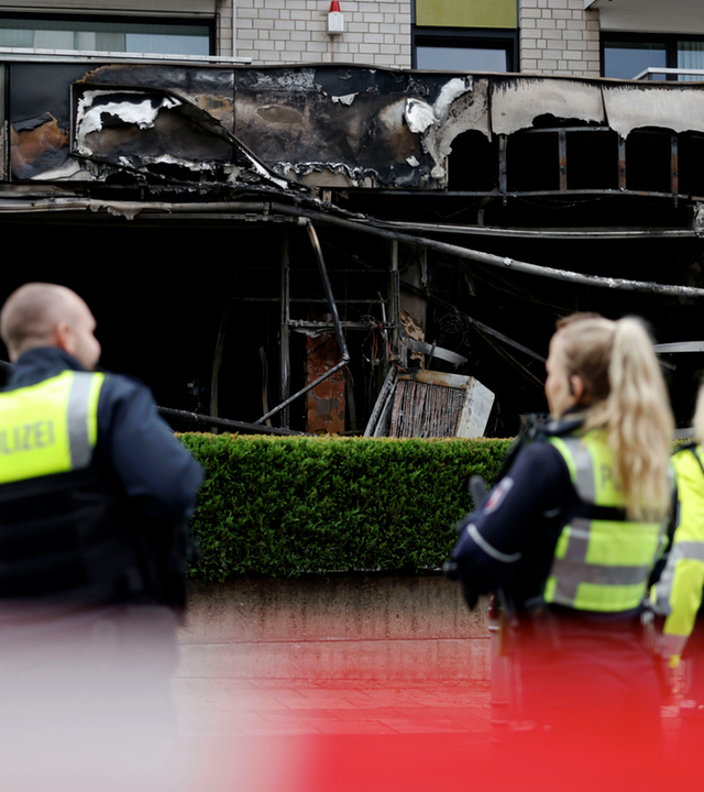Polizei vor explodierten Gebäude