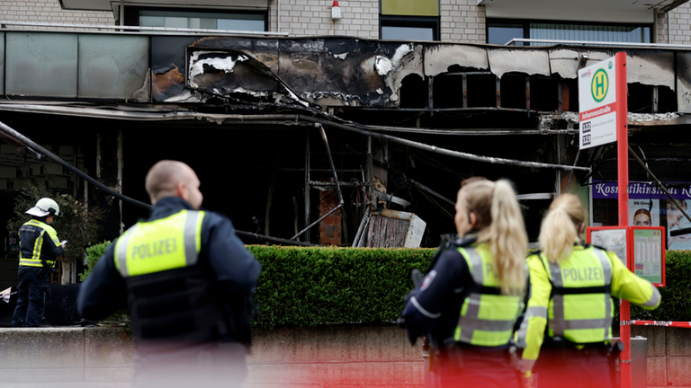 Polizei vor explodierten Gebäude