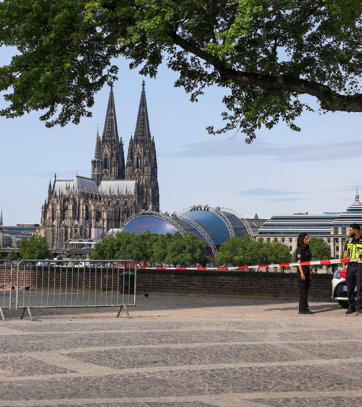 Mitarbeiter des Ordnungsamtes sperren den Zugang zur Rheinpromenade ab, nachdem auf der Deutzer Werft in Köln drei Blindgänger aus dem Zweiten Weltkrieg gefunden wurden.