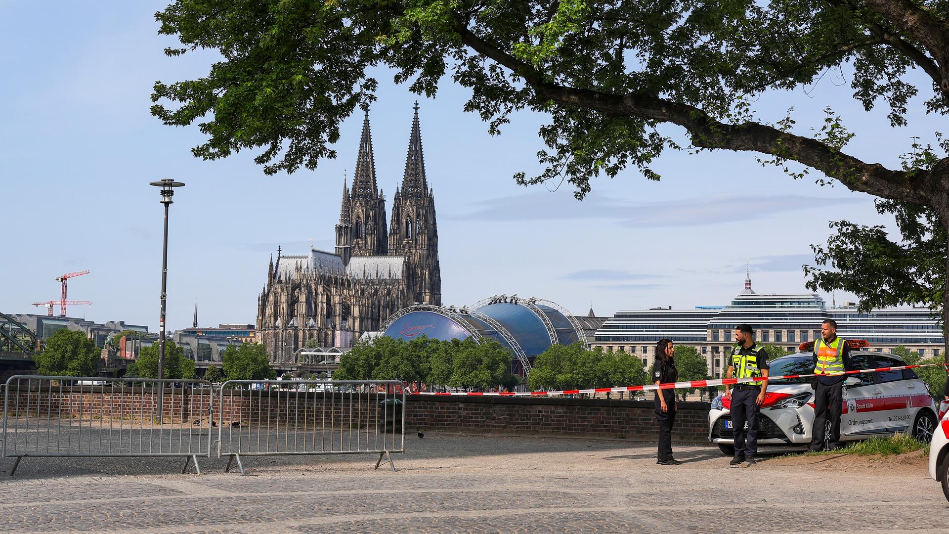 Mitarbeiter des Ordnungsamtes sperren den Zugang zur Rheinpromenade ab, nachdem auf der Deutzer Werft in Köln drei Blindgänger aus dem Zweiten Weltkrieg gefunden wurden.