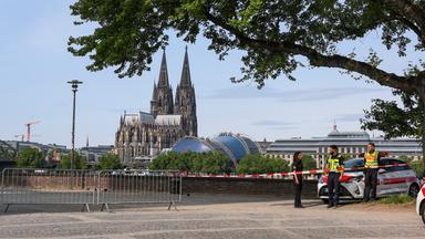 Mitarbeiter des Ordnungsamtes sperren den Zugang zur Rheinpromenade ab, nachdem auf der Deutzer Werft in Köln drei Blindgänger aus dem Zweiten Weltkrieg gefunden wurden.