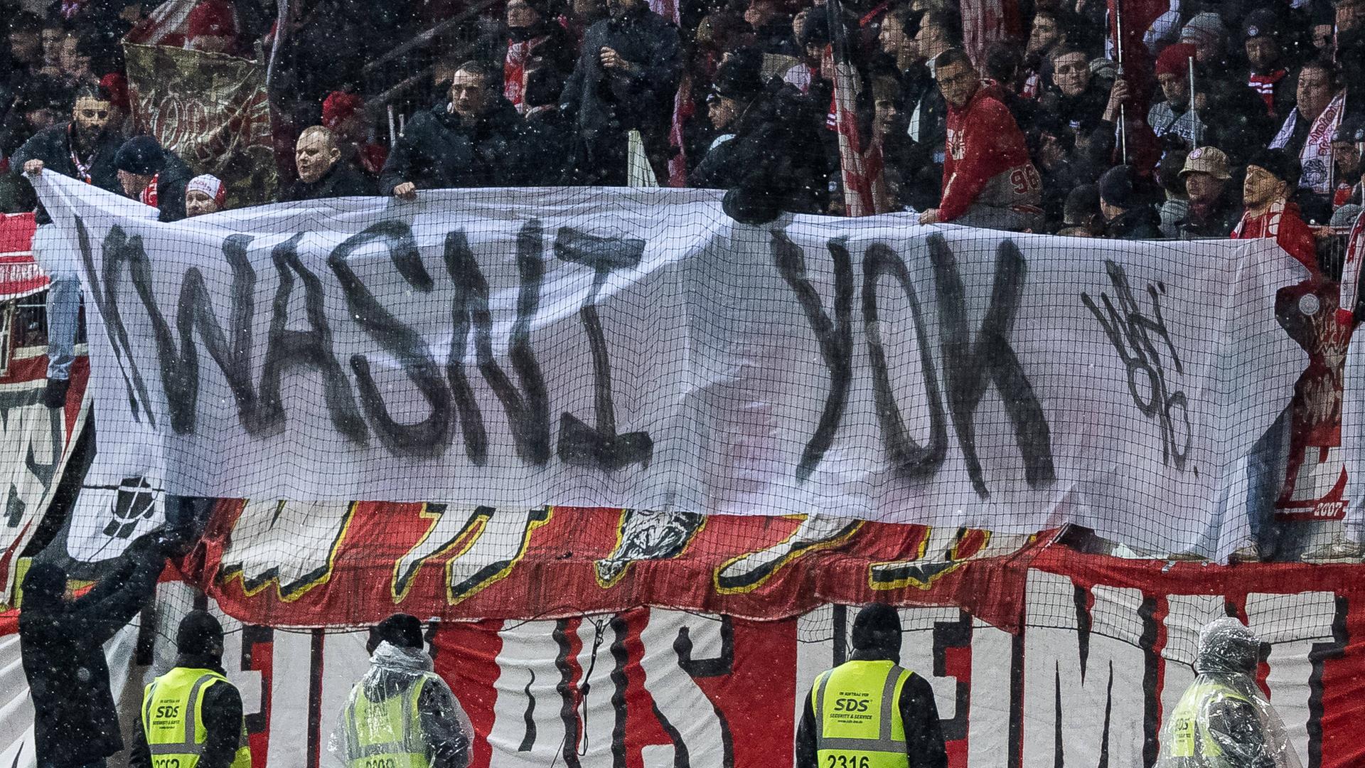 Fans des 1. FC Köln zeigen ein Transparent mit der Aufschrift "Kwasni Yok"