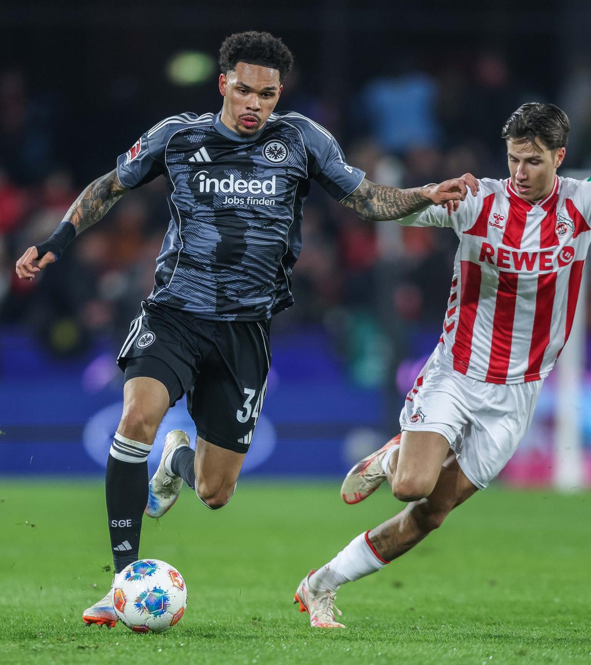 Nnamdi Collins ( Frankfurt ) und Denis Huseinbasic ( Köln ) kämpfen. 