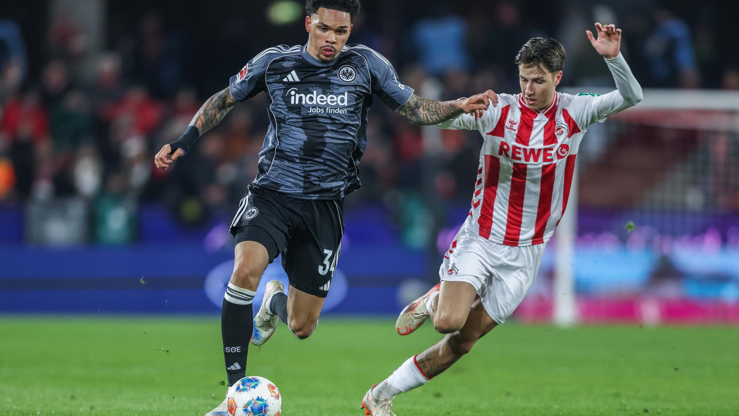 Nnamdi Collins ( Frankfurt ) und Denis Huseinbasic ( Köln ) kämpfen. 