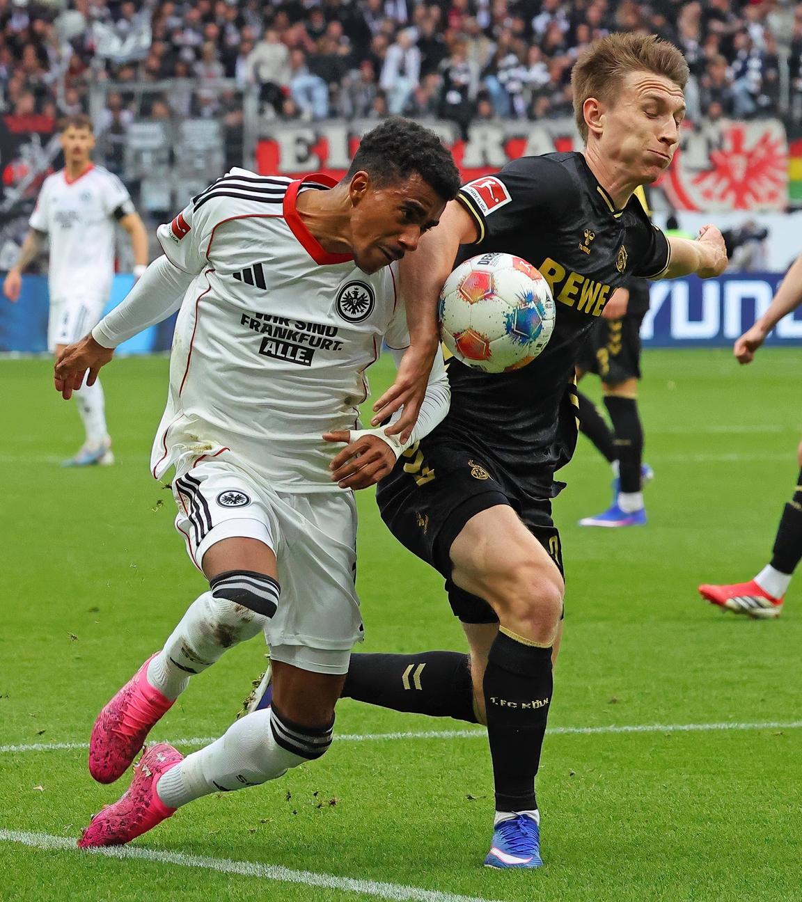 Ansgar Knauff (Frankfurt) und Kristoffer Lund (1.FC) kämpfen. 