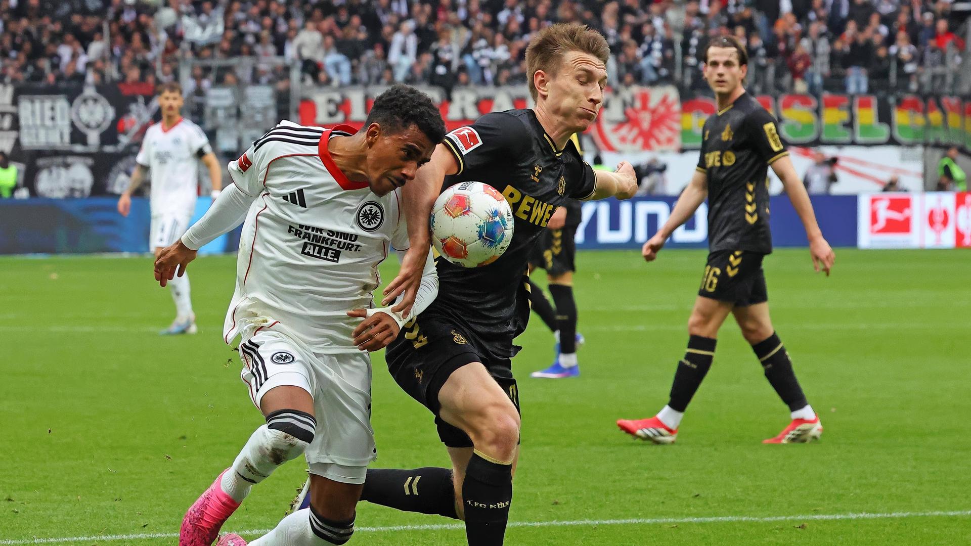 Ansgar Knauff (Frankfurt) und Kristoffer Lund (1.FC) kämpfen. 