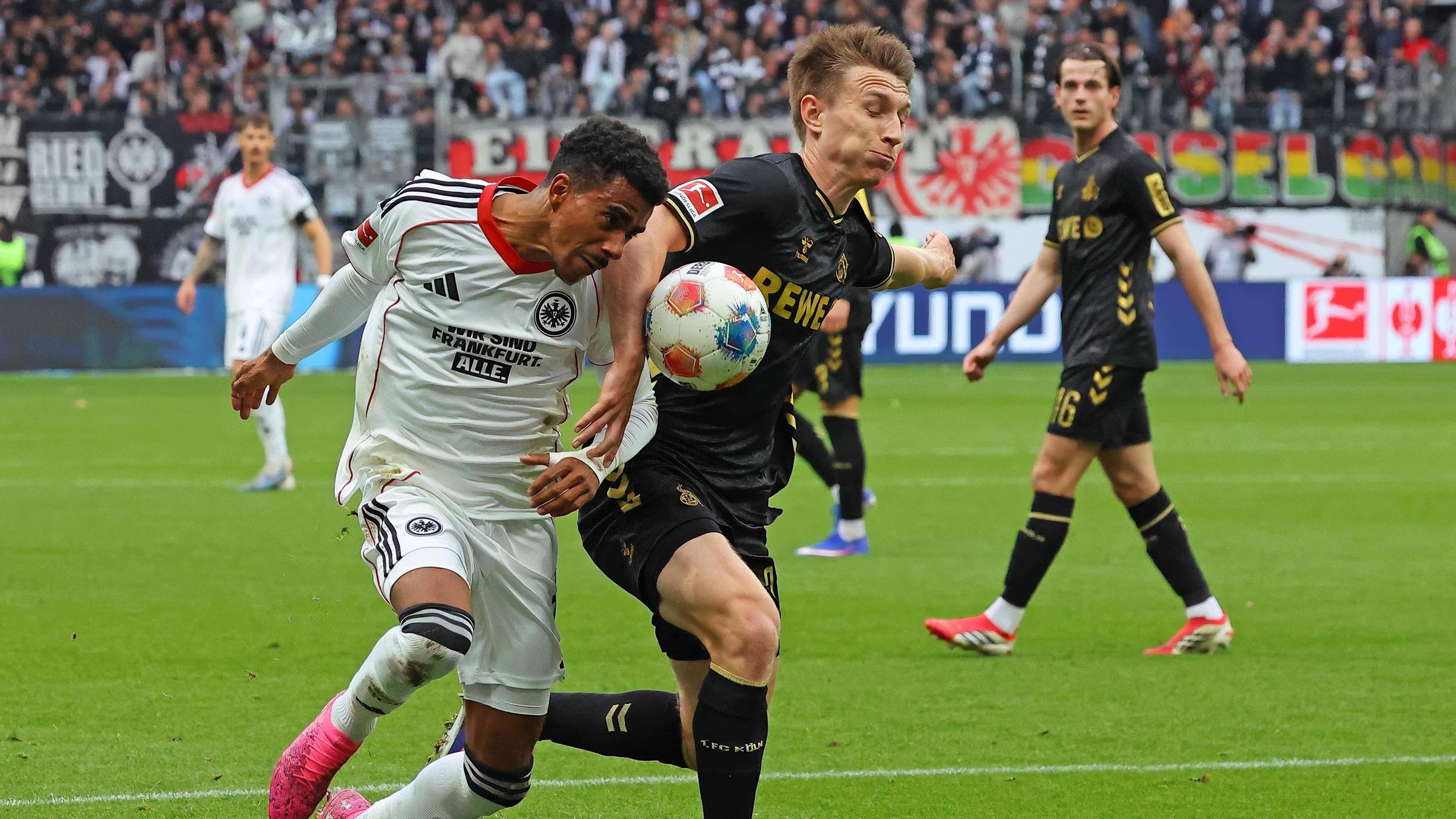 Ansgar Knauff (Frankfurt) und Kristoffer Lund (1.FC) kämpfen. 