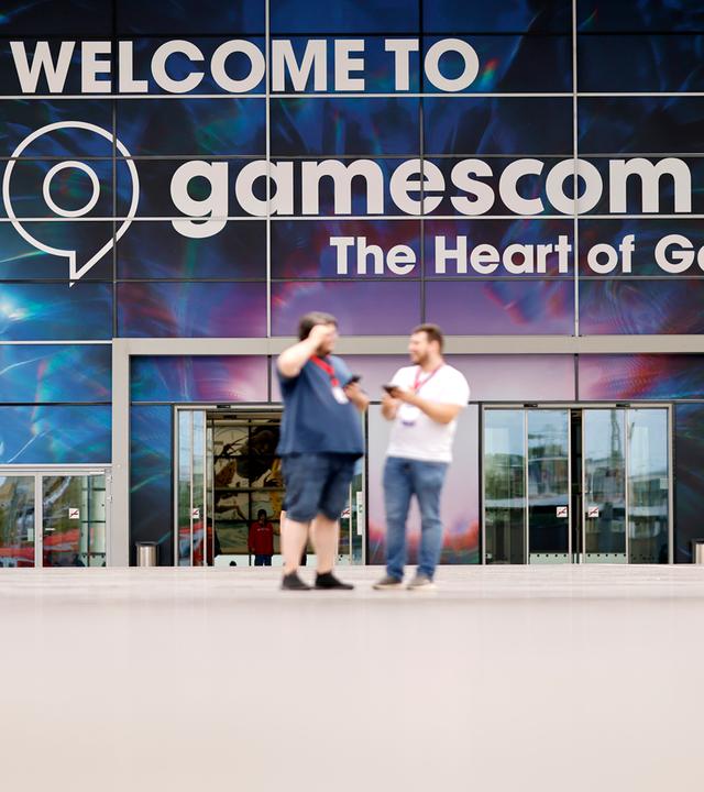 Das Logo der Gamescom vor einem der Eingänge zur der weltgrößten Computerspielmesse Gamescom 2026 in der KoelnMesse.