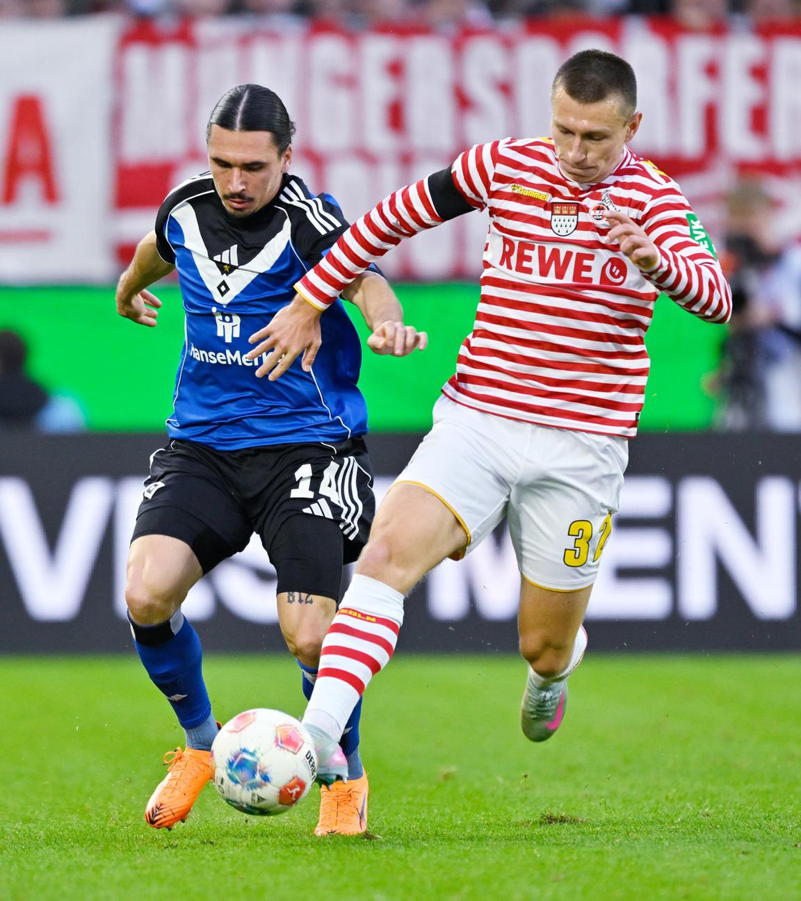 v.l. Rayan Philippe (HSV), Kristoffer Lund (Köln) kämpfen im Bundesliga-Spiel.