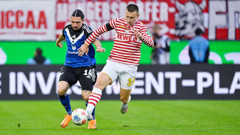 v.l. Rayan Philippe (HSV), Kristoffer Lund (Köln) kämpfen im Bundesliga-Spiel.