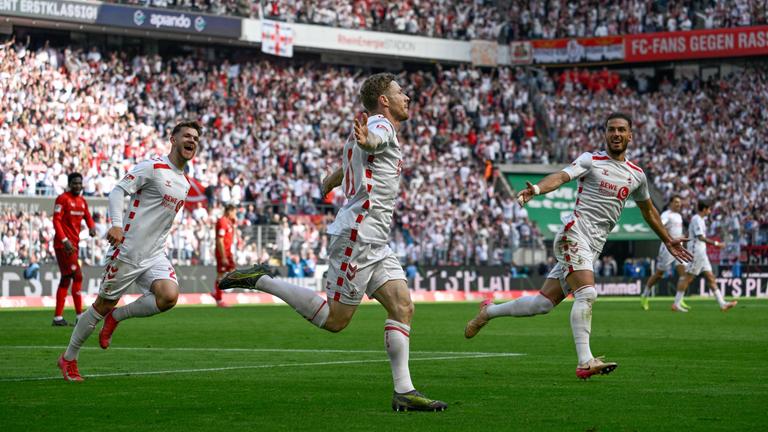Kölns Florian Kainz (M) bejubelt sein Tor zum 3:0.