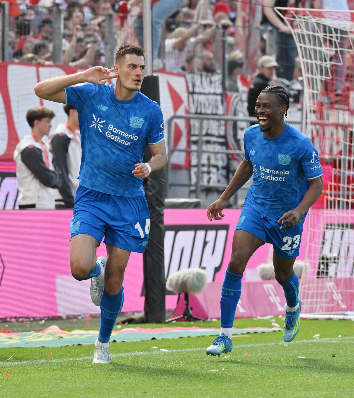 Leverkusens Stürmer Patrik Schick jubelt zusammen mit seinem Teamkameraden Nathan Tella nach seinem Treffer zum 0:2 gegen den 1. FC Köln