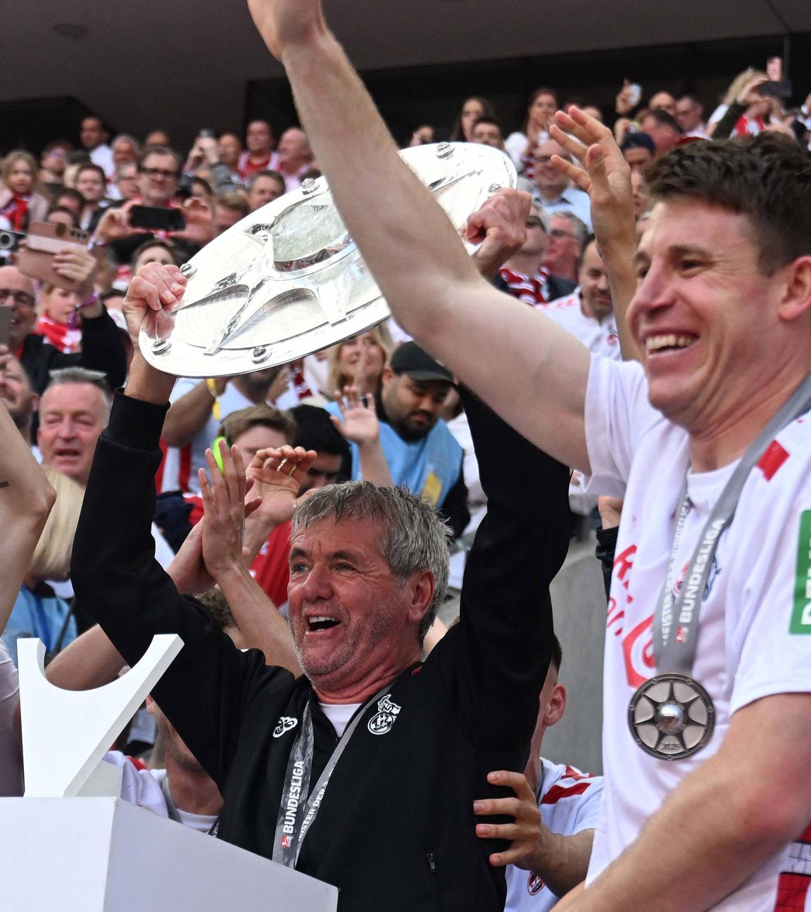 1.FC Köln Mannschaft mit Schale Trainer Friedhelm Funkel.
