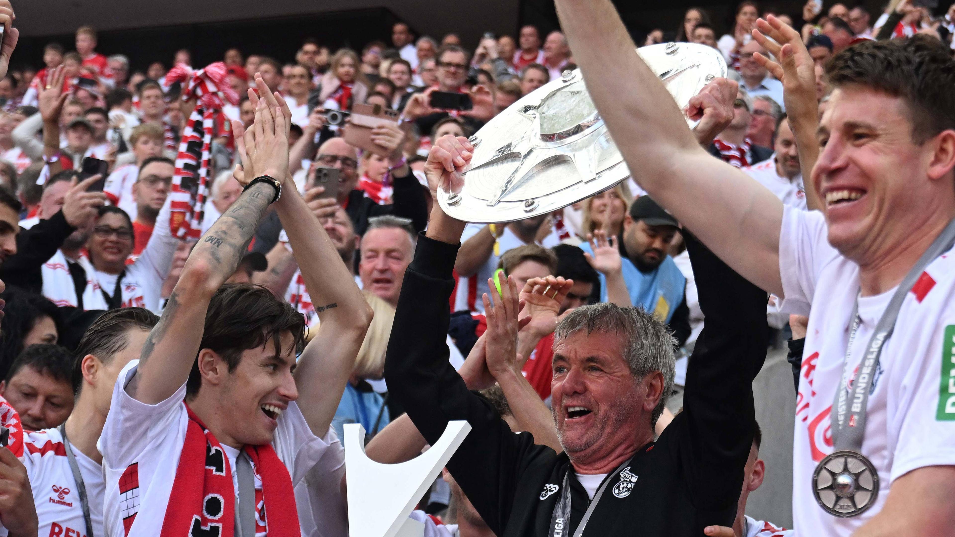 1.FC Köln Mannschaft mit Schale Trainer Friedhelm Funkel.
