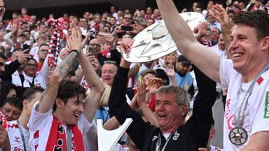 1.FC Köln Mannschaft mit Schale Trainer Friedhelm Funkel.
