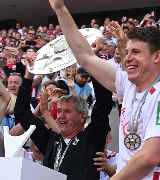 1.FC Köln Mannschaft mit Schale Trainer Friedhelm Funkel.