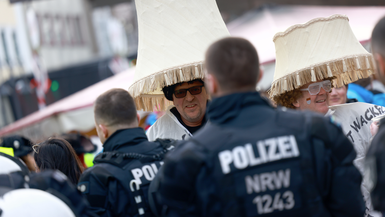 Polizisten mit kostümierten Jecken in Köln