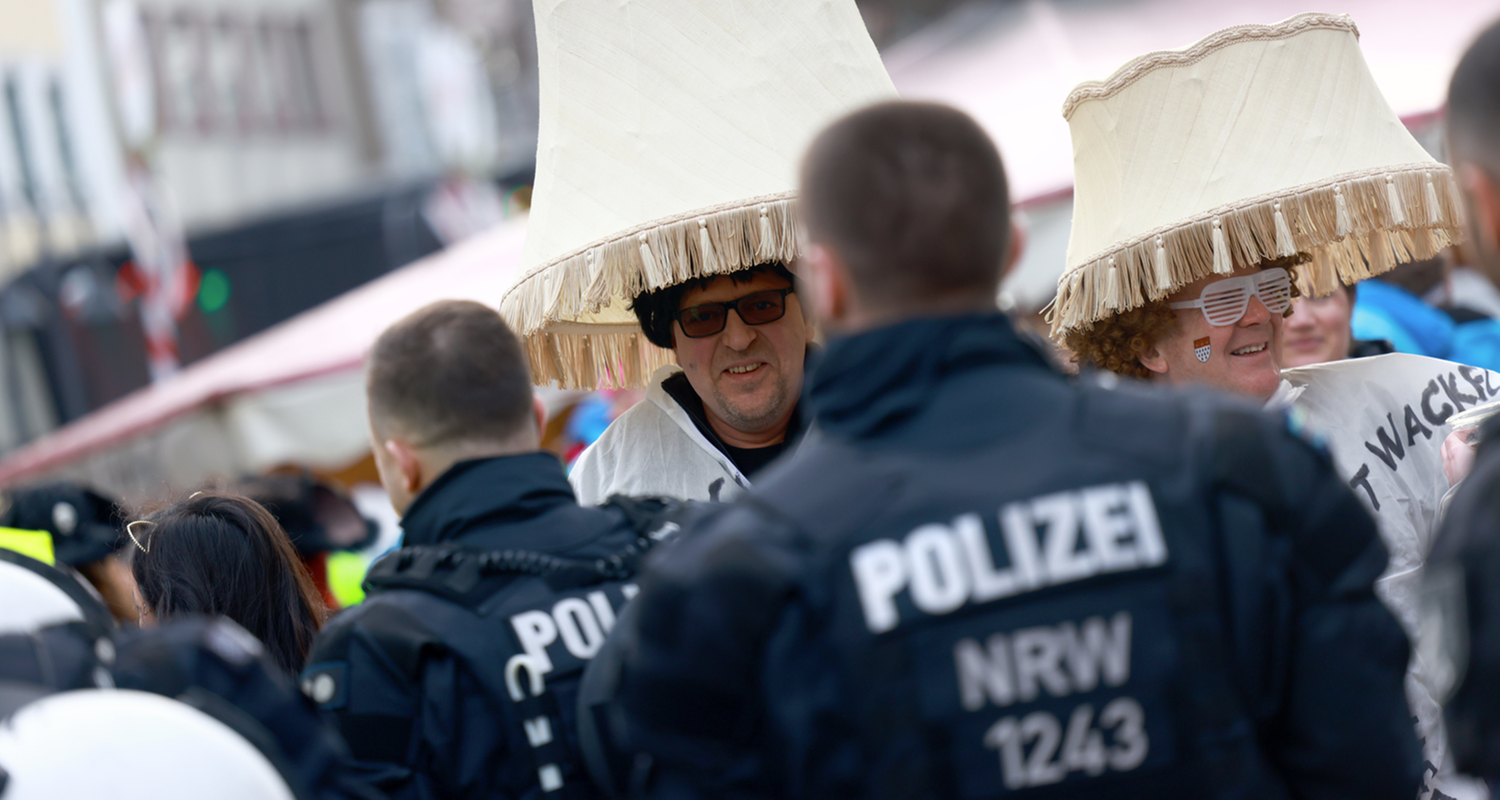Polizisten mit kostümierten Jecken in Köln