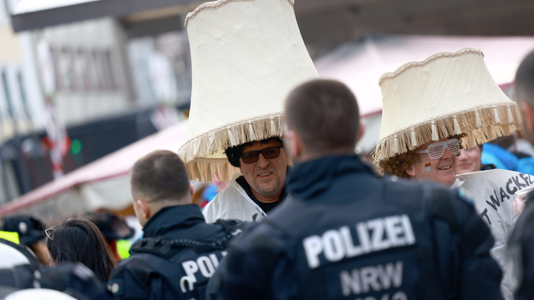 Polizisten mit kostümierten Jecken in Köln