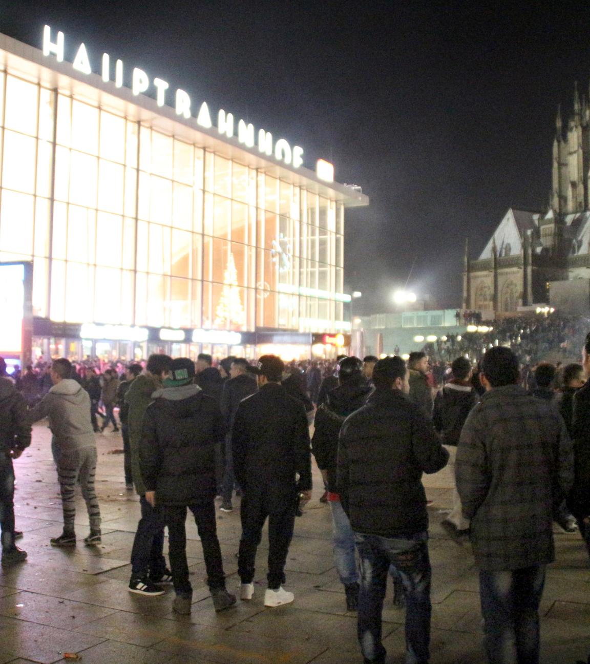 Eine Menschenmenge steht in der Silvesternacht 2015 vor dem Kölner Hauptbahnhof. 