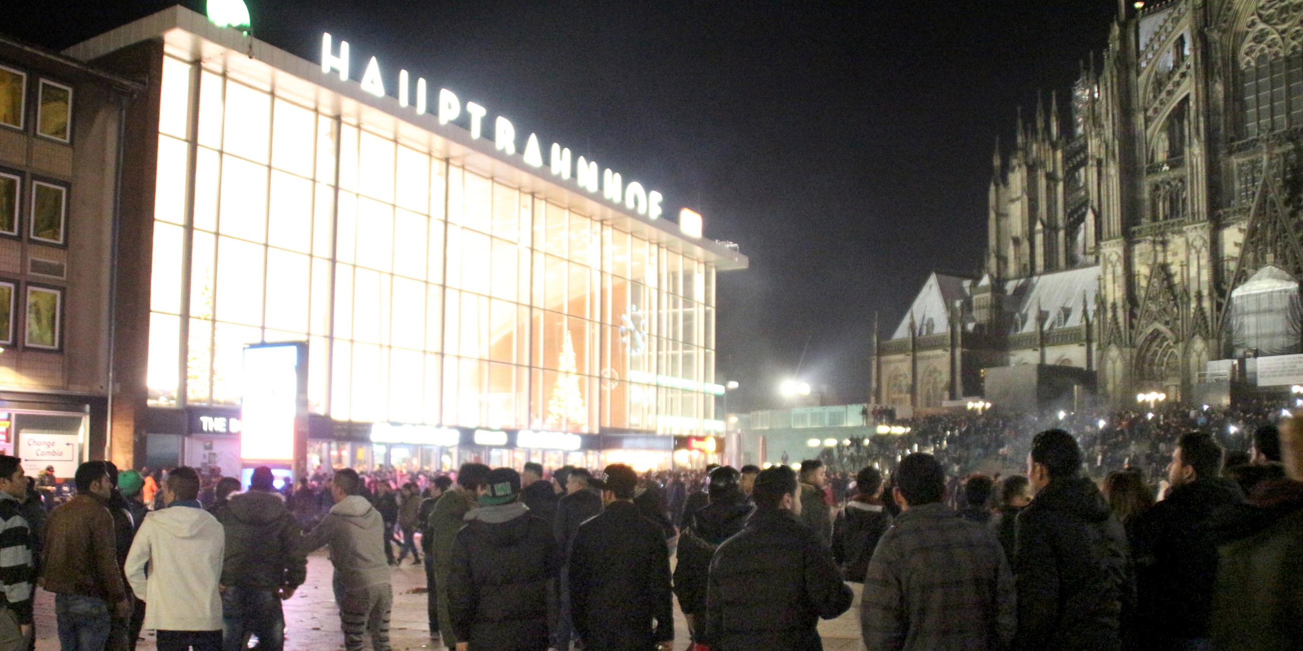 Eine Menschenmenge steht in der Silvesternacht 2015 vor dem Kölner Hauptbahnhof. 