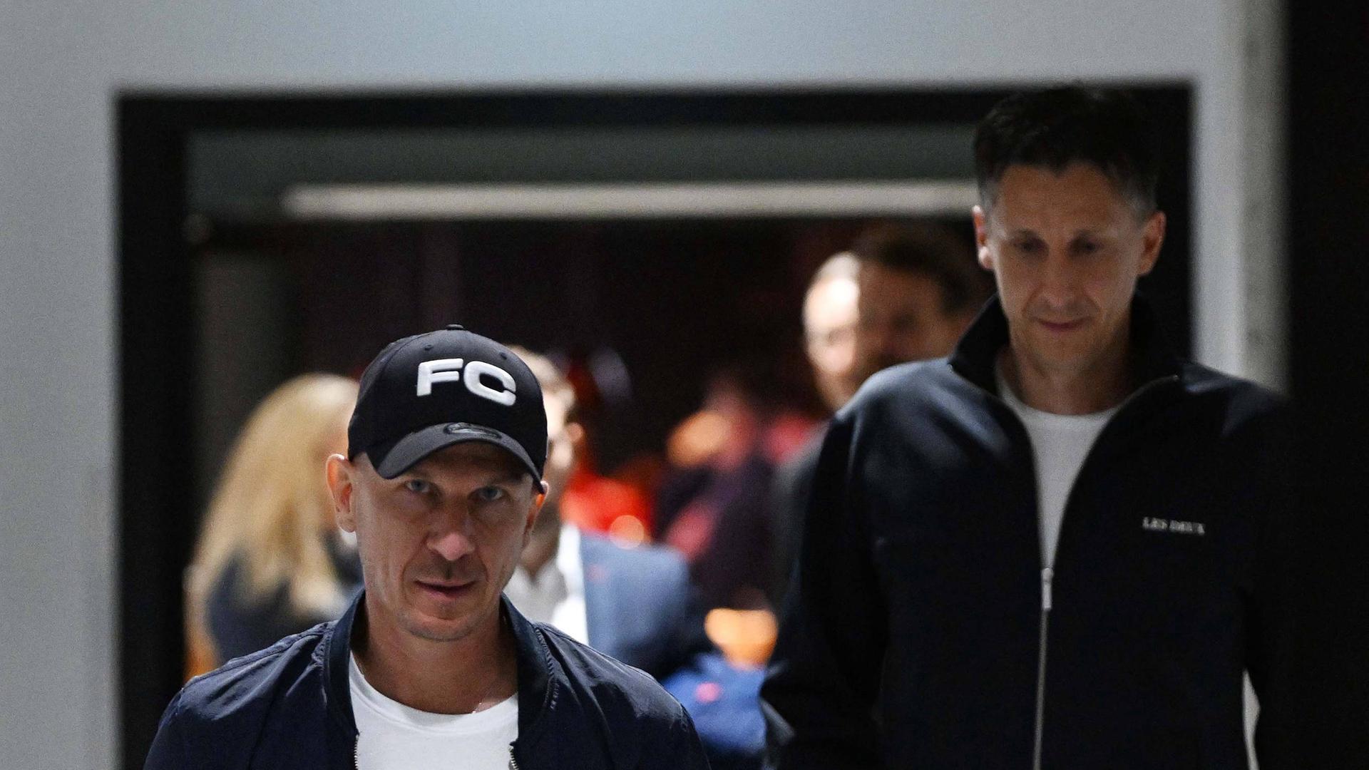 Trainer Struber und Christian Keller gehen einen Gang hinunter