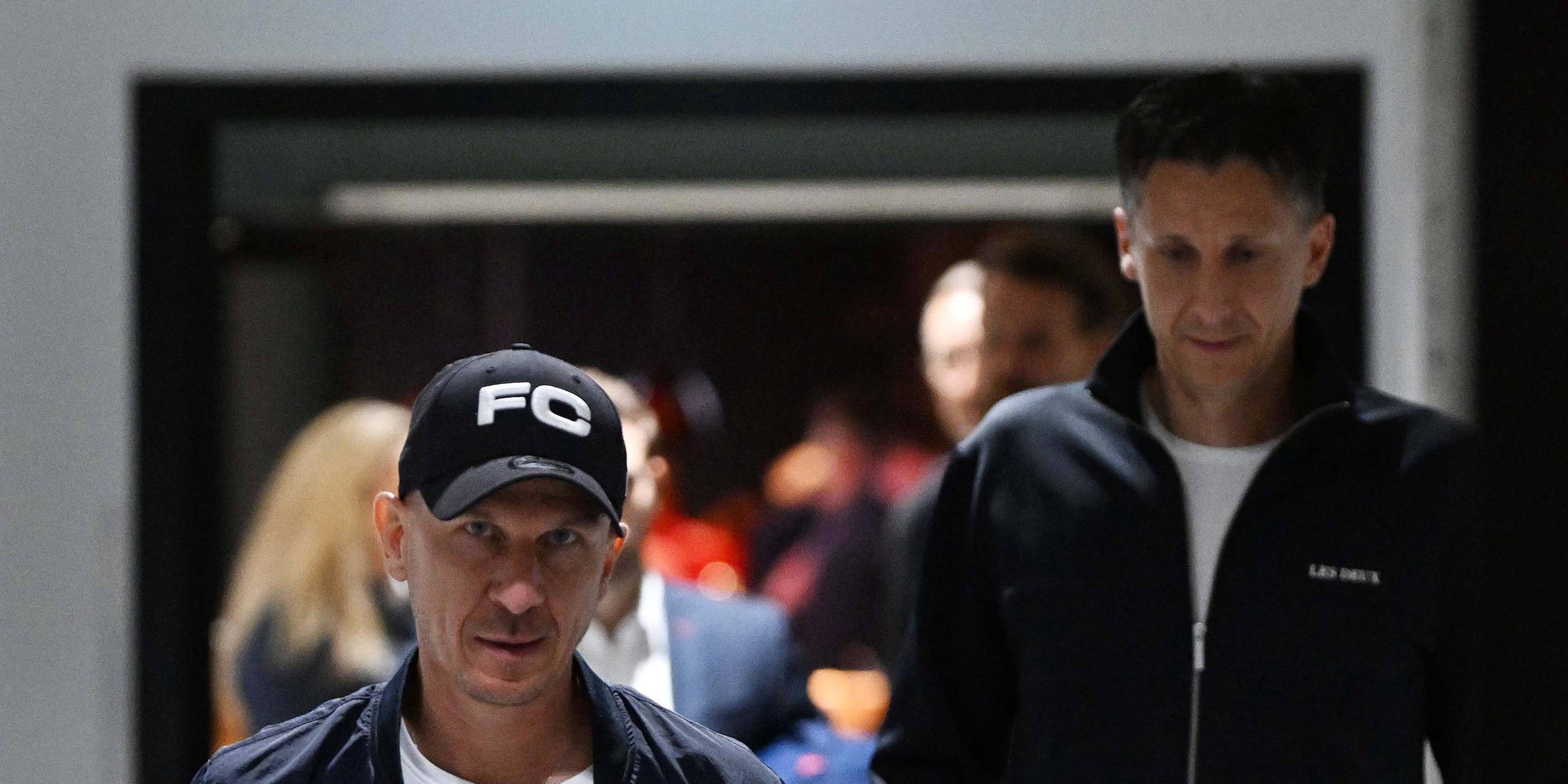 Trainer Struber und Christian Keller gehen einen Gang hinunter