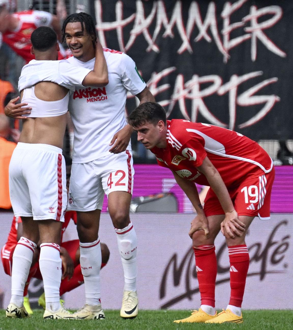 Damion Downs (mitte) feiert sein Tor zum 3:2 gegen Union Berlin. Janik Haberer (r.) reagiert enttäuscht