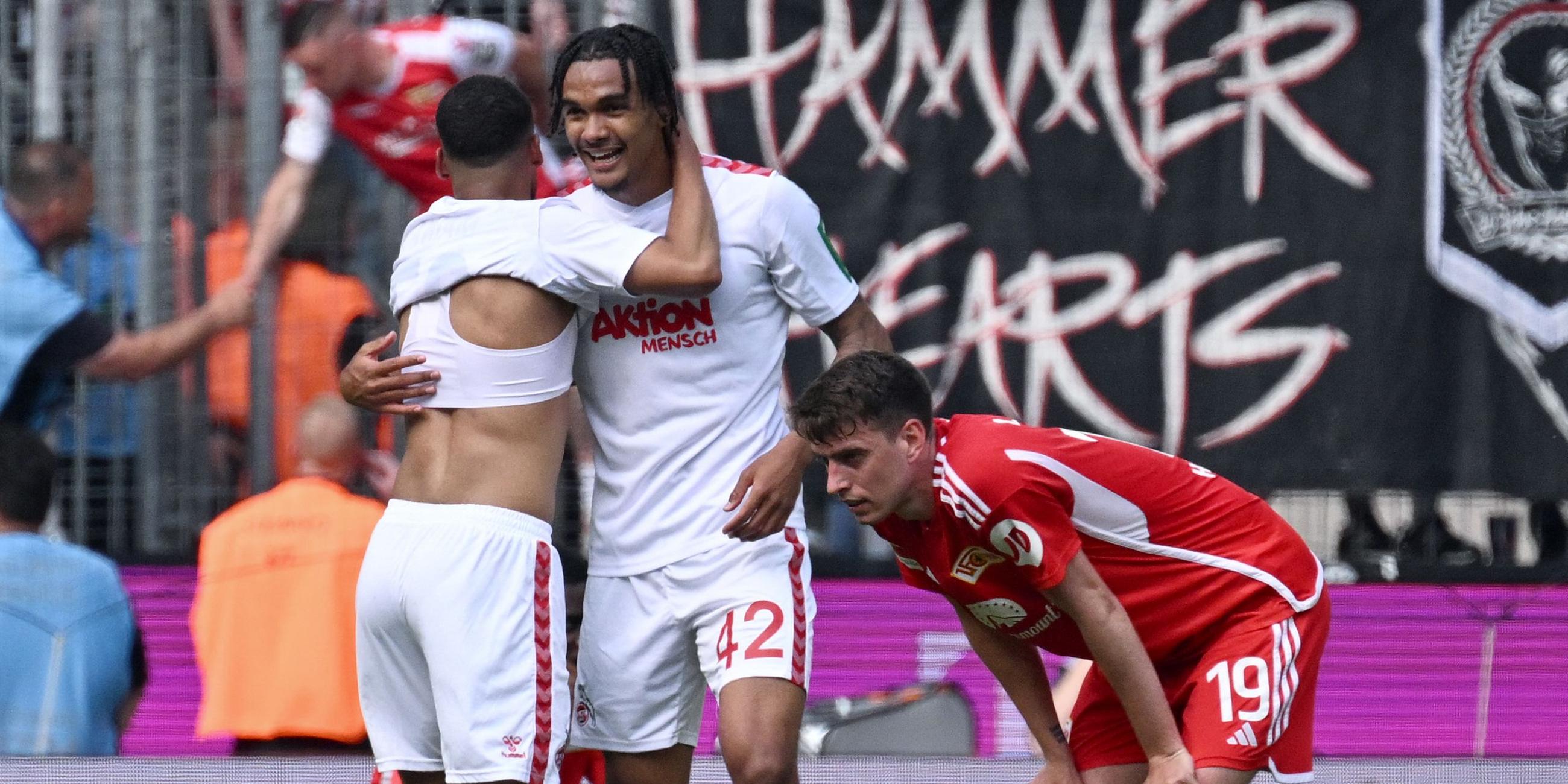 Damion Downs (mitte) feiert sein Tor zum 3:2 gegen Union Berlin. Janik Haberer (r.) reagiert enttäuscht