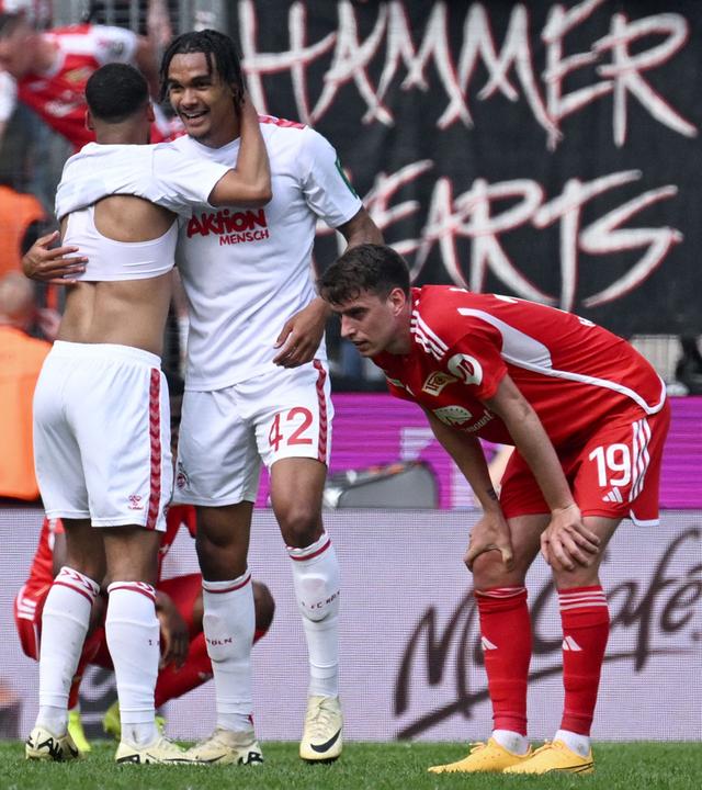 Damion Downs (mitte) feiert sein Tor zum 3:2 gegen Union Berlin. Janik Haberer (r.) reagiert enttäuscht