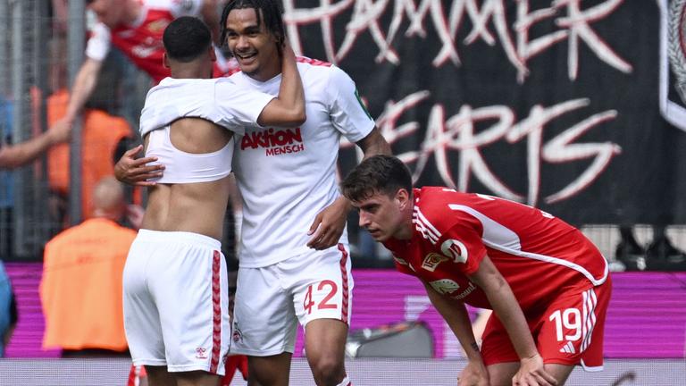 Damion Downs (mitte) feiert sein Tor zum 3:2 gegen Union Berlin. Janik Haberer (r.) reagiert enttäuscht